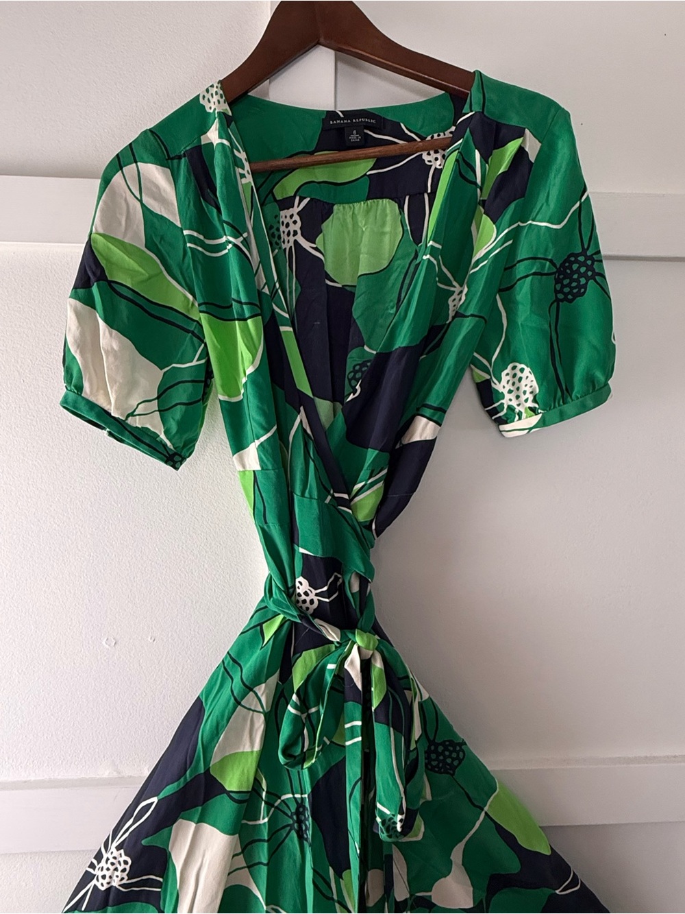 Banana Republic 100% Silk Green Floral Wrap Dress Size 6